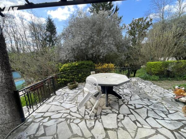 Villa avec piscine et grand terrain arboré