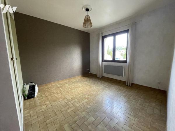 Villa avec piscine et grand terrain arboré