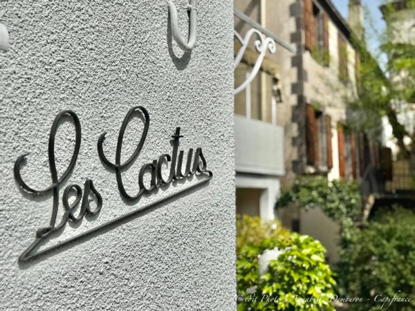 Maison individuelle de ville à CEBAZAT (63) avec garages, cour, jardin, dépendances et T2 indépendant.