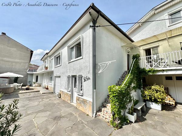 Maison individuelle de ville à CEBAZAT (63) avec garages, cour, jardin, dépendances et T2 indépendant.