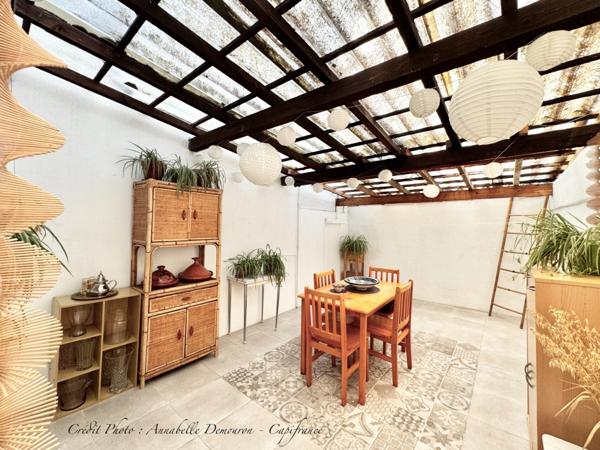 Maison individuelle de ville à CEBAZAT (63) avec garages, cour, jardin, dépendances et T2 indépendant.