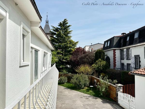 Maison individuelle de ville à CEBAZAT (63) avec garages, cour, jardin, dépendances et T2 indépendant.