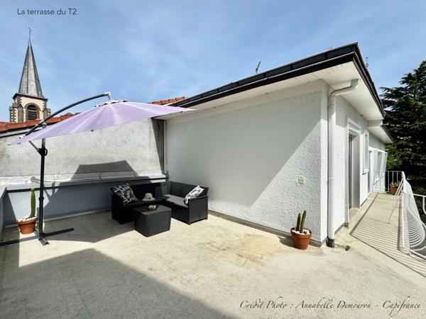 Maison individuelle de ville à CEBAZAT (63) avec garages, cour, jardin, dépendances et T2 indépendant.