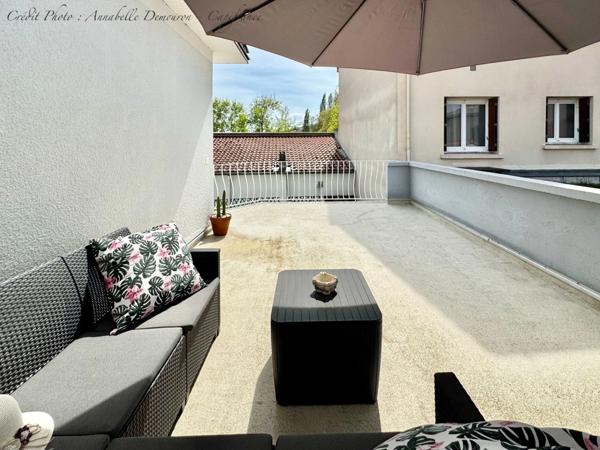 Maison individuelle de ville à CEBAZAT (63) avec garages, cour, jardin, dépendances et T2 indépendant.