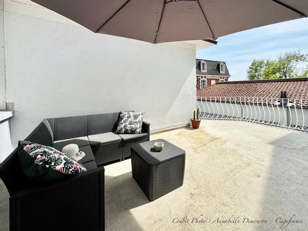 Maison individuelle de ville à CEBAZAT (63) avec garages, cour, jardin, dépendances et T2 indépendant.