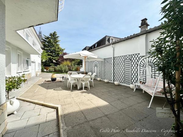 Maison individuelle de ville à CEBAZAT (63) avec garages, cour, jardin, dépendances et T2 indépendant.