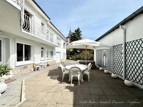 Maison individuelle de ville à CEBAZAT (63) avec garages, cour, jardin, dépendances et T2 indépendant.