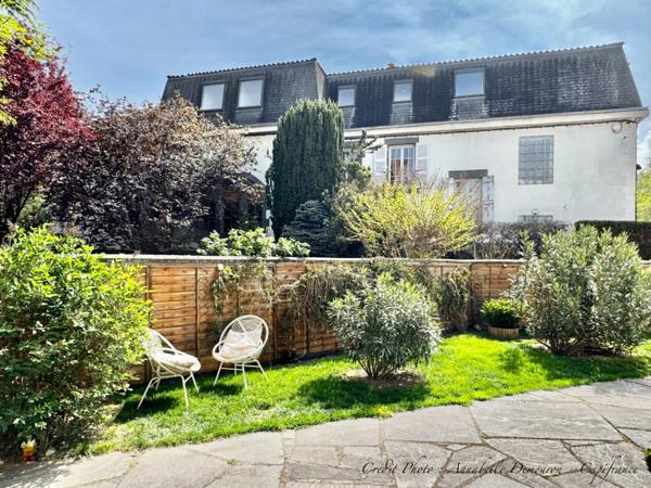 Maison individuelle de ville à CEBAZAT (63) avec garages, cour, jardin, dépendances et T2 indépendant.