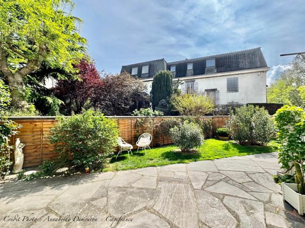 Maison individuelle de ville à CEBAZAT (63) avec garages, cour, jardin, dépendances et T2 indépendant.