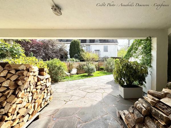 Maison individuelle de ville à CEBAZAT (63) avec garages, cour, jardin, dépendances et T2 indépendant.