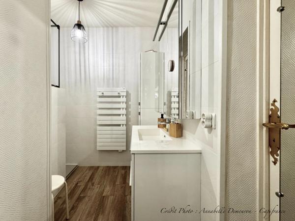 Maison individuelle de ville à CEBAZAT (63) avec garages, cour, jardin, dépendances et T2 indépendant.