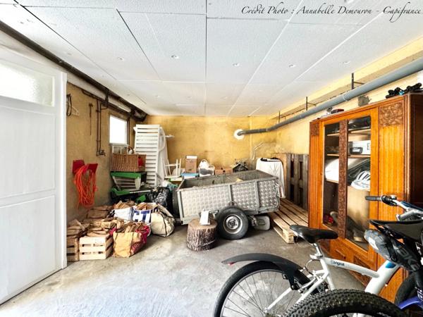 Maison individuelle de ville à CEBAZAT (63) avec garages, cour, jardin, dépendances et T2 indépendant.