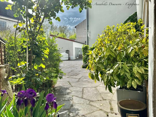 Maison individuelle de ville à CEBAZAT (63) avec garages, cour, jardin, dépendances et T2 indépendant.