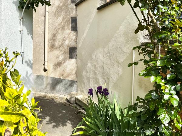 Maison individuelle de ville à CEBAZAT (63) avec garages, cour, jardin, dépendances et T2 indépendant.
