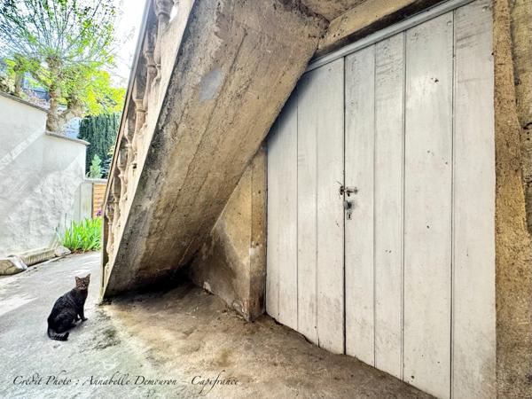 Maison individuelle de ville à CEBAZAT (63) avec garages, cour, jardin, dépendances et T2 indépendant.