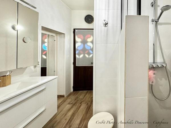 Maison individuelle de ville à CEBAZAT (63) avec garages, cour, jardin, dépendances et T2 indépendant.