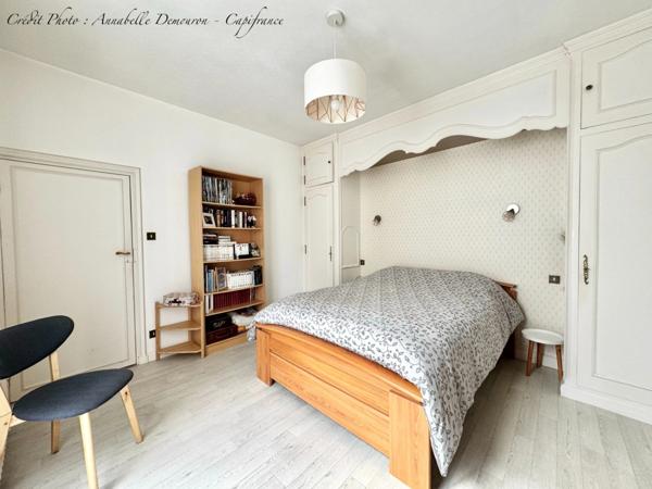 Maison individuelle de ville à CEBAZAT (63) avec garages, cour, jardin, dépendances et T2 indépendant.