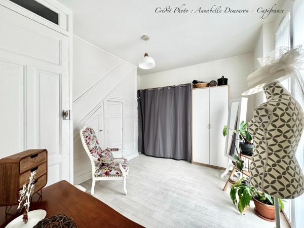 Maison individuelle de ville à CEBAZAT (63) avec garages, cour, jardin, dépendances et T2 indépendant.