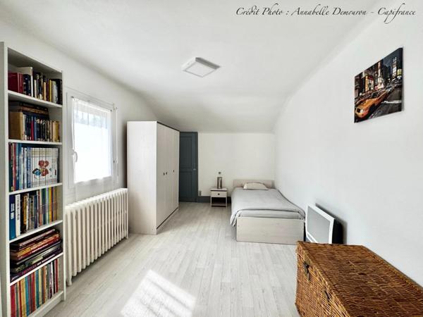 Maison individuelle de ville à CEBAZAT (63) avec garages, cour, jardin, dépendances et T2 indépendant.