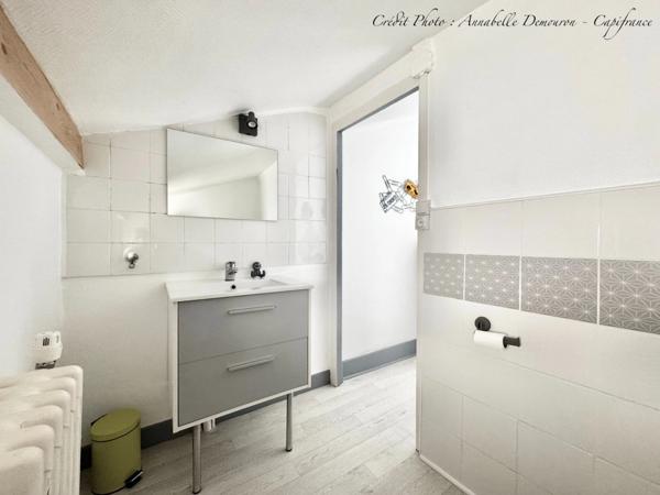 Maison individuelle de ville à CEBAZAT (63) avec garages, cour, jardin, dépendances et T2 indépendant.