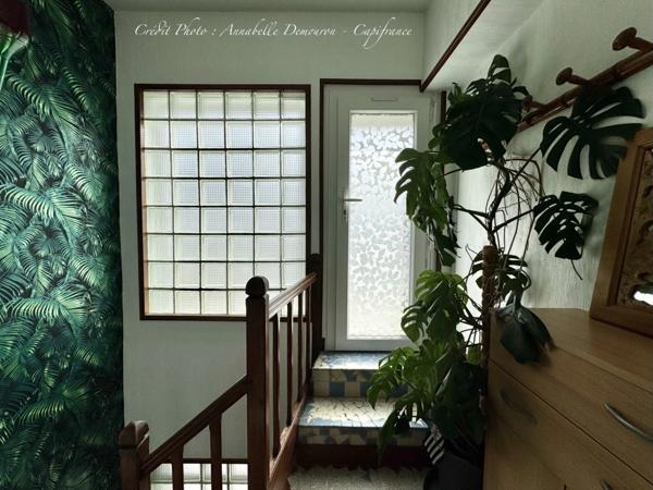 Maison individuelle de ville à CEBAZAT (63) avec garages, cour, jardin, dépendances et T2 indépendant.