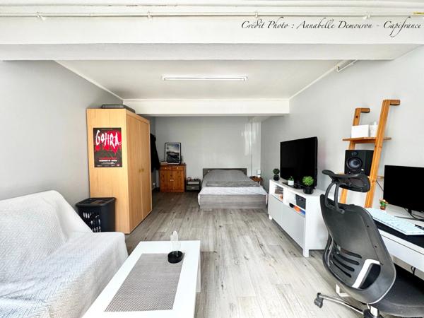 Maison individuelle de ville à CEBAZAT (63) avec garages, cour, jardin, dépendances et T2 indépendant.