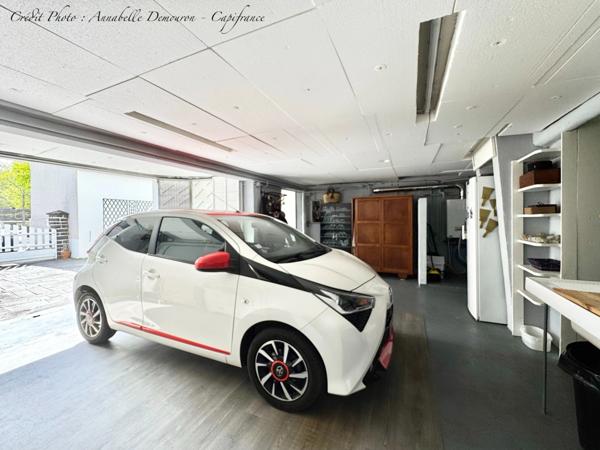 Maison individuelle de ville à CEBAZAT (63) avec garages, cour, jardin, dépendances et T2 indépendant.