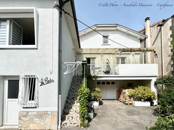 Maison individuelle de ville à CEBAZAT (63) avec garages, cour, jardin, dépendances et T2 indépendant.