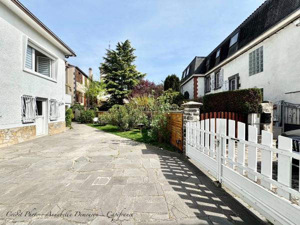 Maison individuelle de ville à CEBAZAT (63) avec garages, cour, jardin, dépendances et T2 indépendant.