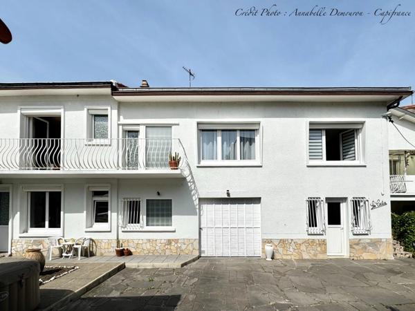 Maison individuelle de ville à CEBAZAT (63) avec garages, cour, jardin, dépendances et T2 indépendant.