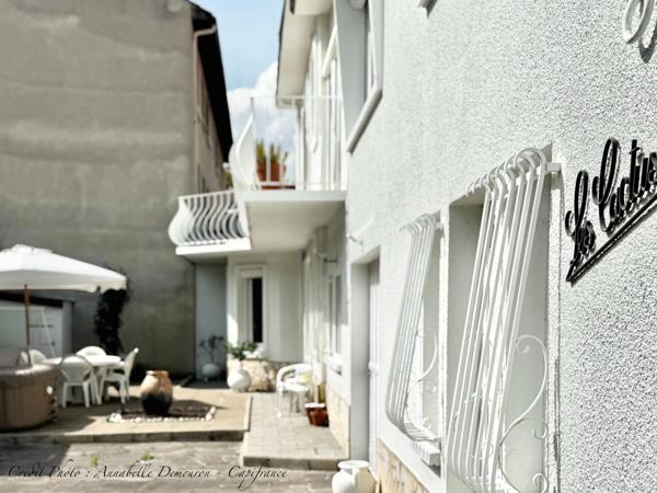 Maison individuelle de ville à CEBAZAT (63) avec garages, cour, jardin, dépendances et T2 indépendant.