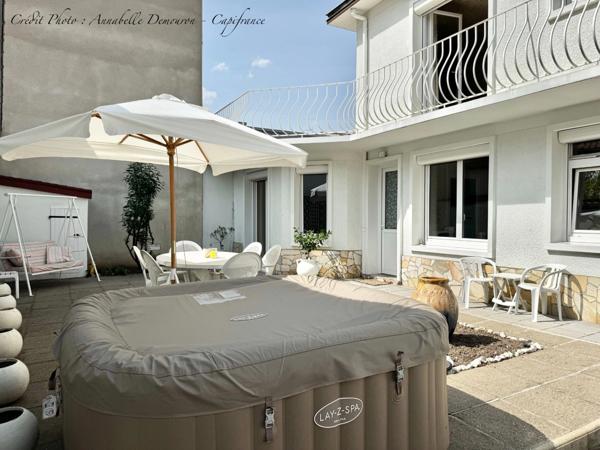 Maison individuelle de ville à CEBAZAT (63) avec garages, cour, jardin, dépendances et T2 indépendant.