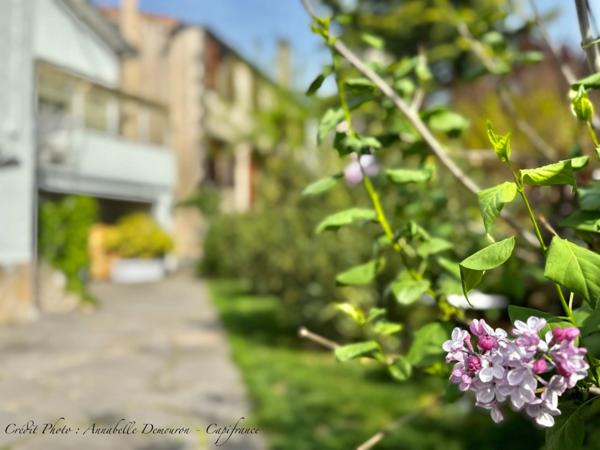 Maison individuelle de ville à CEBAZAT (63) avec garages, cour, jardin, dépendances et T2 indépendant.