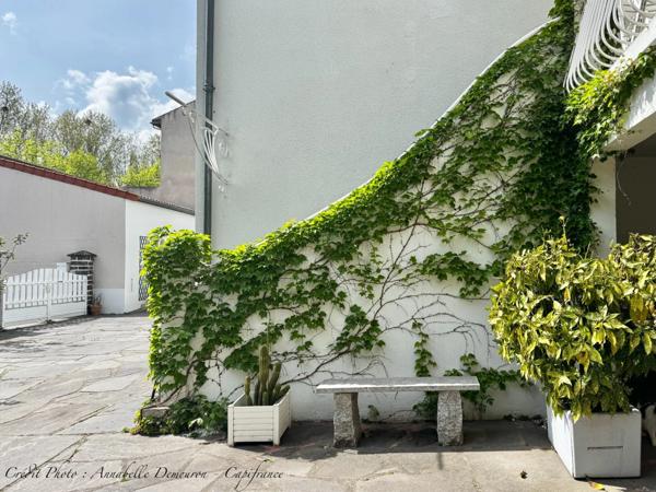 Maison individuelle de ville à CEBAZAT (63) avec garages, cour, jardin, dépendances et T2 indépendant.