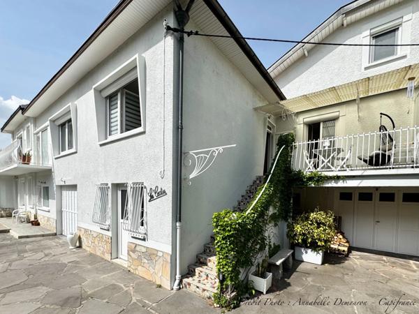 Maison individuelle de ville à CEBAZAT (63) avec garages, cour, jardin, dépendances et T2 indépendant.