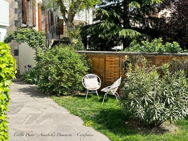 Maison individuelle de ville à CEBAZAT (63) avec garages, cour, jardin, dépendances et T2 indépendant.