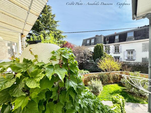 Maison individuelle de ville à CEBAZAT (63) avec garages, cour, jardin, dépendances et T2 indépendant.