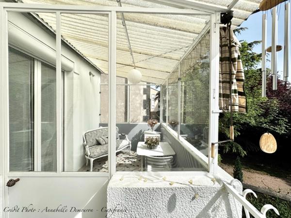 Maison individuelle de ville à CEBAZAT (63) avec garages, cour, jardin, dépendances et T2 indépendant.