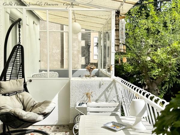 Maison individuelle de ville à CEBAZAT (63) avec garages, cour, jardin, dépendances et T2 indépendant.