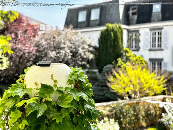 Maison individuelle de ville à CEBAZAT (63) avec garages, cour, jardin, dépendances et T2 indépendant.
