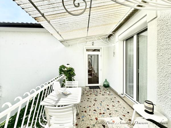 Maison individuelle de ville à CEBAZAT (63) avec garages, cour, jardin, dépendances et T2 indépendant.