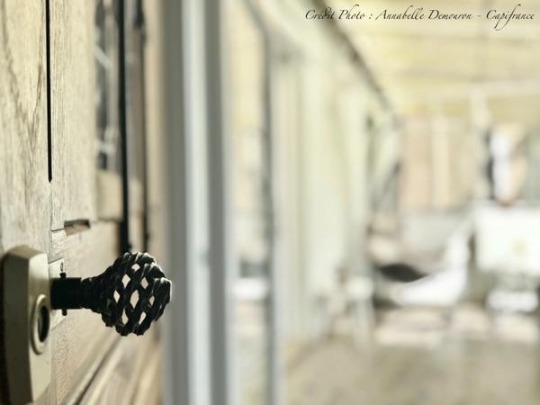 Maison individuelle de ville à CEBAZAT (63) avec garages, cour, jardin, dépendances et T2 indépendant.