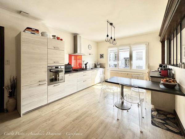 Maison individuelle de ville à CEBAZAT (63) avec garages, cour, jardin, dépendances et T2 indépendant.