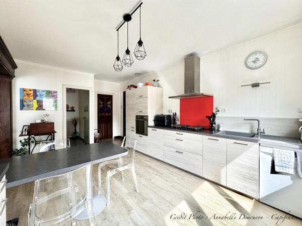 Maison individuelle de ville à CEBAZAT (63) avec garages, cour, jardin, dépendances et T2 indépendant.