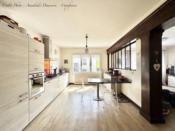 Maison individuelle de ville à CEBAZAT (63) avec garages, cour, jardin, dépendances et T2 indépendant.