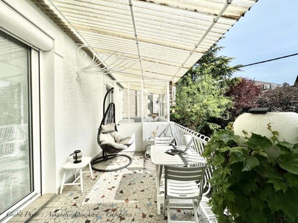 Maison individuelle de ville à CEBAZAT (63) avec garages, cour, jardin, dépendances et T2 indépendant.