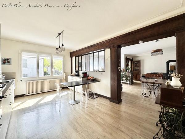 Maison individuelle de ville à CEBAZAT (63) avec garages, cour, jardin, dépendances et T2 indépendant.