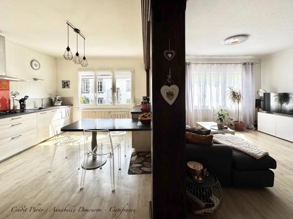 Maison individuelle de ville à CEBAZAT (63) avec garages, cour, jardin, dépendances et T2 indépendant.