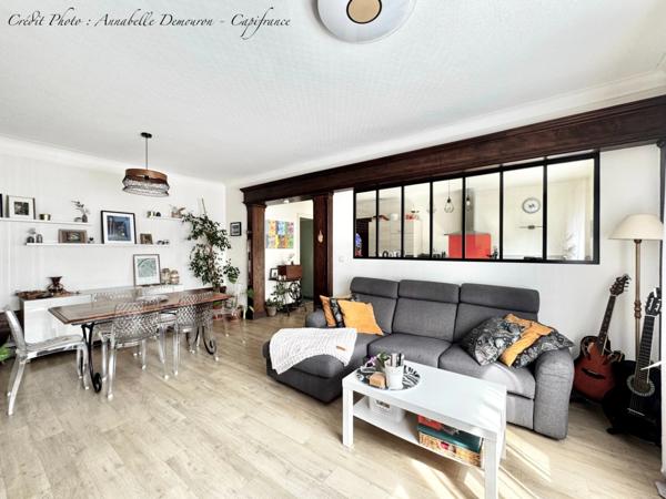 Maison individuelle de ville à CEBAZAT (63) avec garages, cour, jardin, dépendances et T2 indépendant.