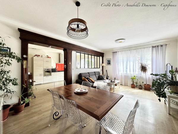 Maison individuelle de ville à CEBAZAT (63) avec garages, cour, jardin, dépendances et T2 indépendant.